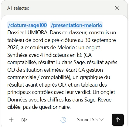 Champ de saisie du complément Claude dans Excel. La demande commence par deux compétences surlignées en bleu, /cloture-sage100 et /presentation-melorio, puis : « Dossier LUMIORA. Dans ce classeur, construis un tableau de bord de pré-clôture au 30 septembre 2026, aux couleurs de Melorio : un onglet Synthèse avec 4 indicateurs en k€ (CA comptabilisé, résultat lu dans Sage, résultat après OD de situation estimées, écart CA gestion commerciale / comptabilité), un graphique du résultat avant et après OD, et un tableau des principaux contrôles avec leur verdict. Un onglet Données avec les chiffres lus dans Sage. Revue ciblée, pas de questionnaire. »