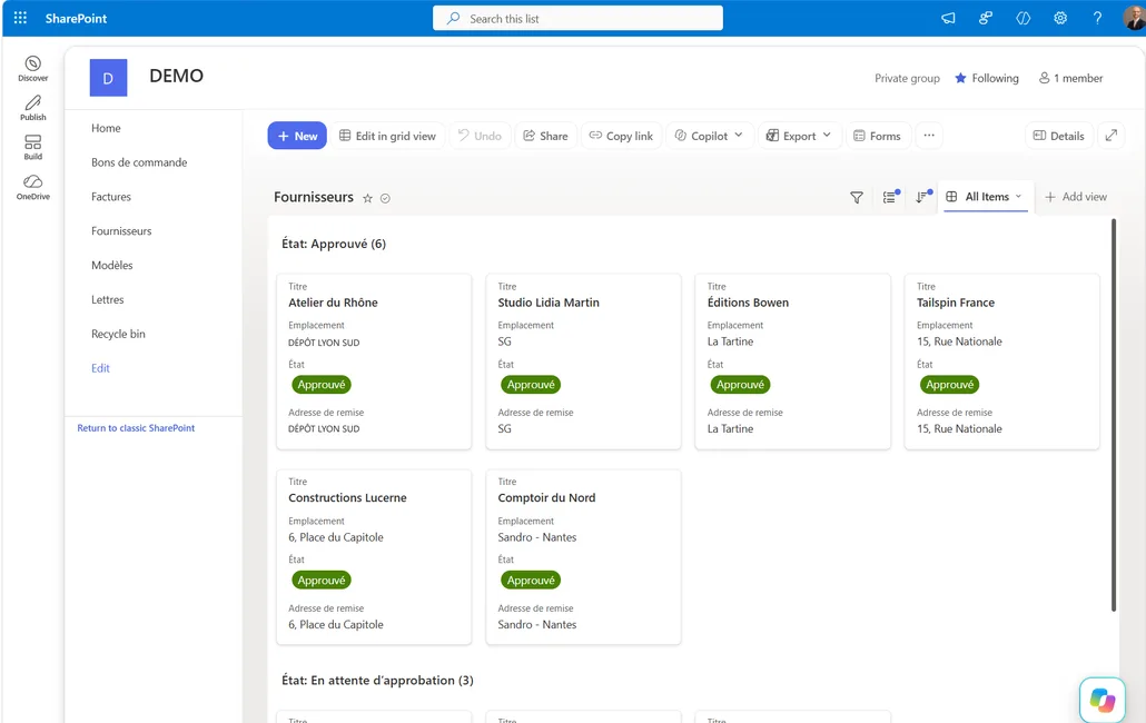 Un site SharePoint nommé DEMO. À gauche, ses bibliothèques : bons de commande, factures, fournisseurs, modèles, lettres. À droite, la liste Fournisseurs affichée en cartes et regroupée par la colonne État : six fournisseurs approuvés, trois en attente d'approbation. Chaque carte porte les colonnes Titre, Emplacement, État et Adresse de remise, l'état prenant la forme d'une pastille verte.