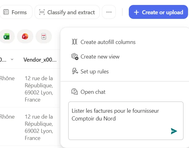 Barre de commandes d'une liste SharePoint, avec les boutons Forms, « Classify and extract » et « Create or upload ». Un volet d'assistance ouvert propose de créer des colonnes de remplissage automatique, une vue ou des règles, et d'ouvrir une conversation ; une question y est saisie en français : « Lister les factures pour le fournisseur Comptoir du Nord ».